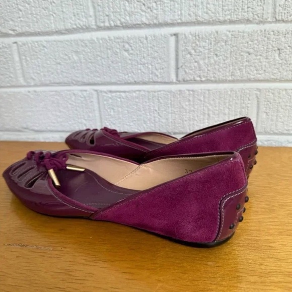 TOD'S Burgundy Lacquered Leather Tie Up Flats - Picture 4 of 7